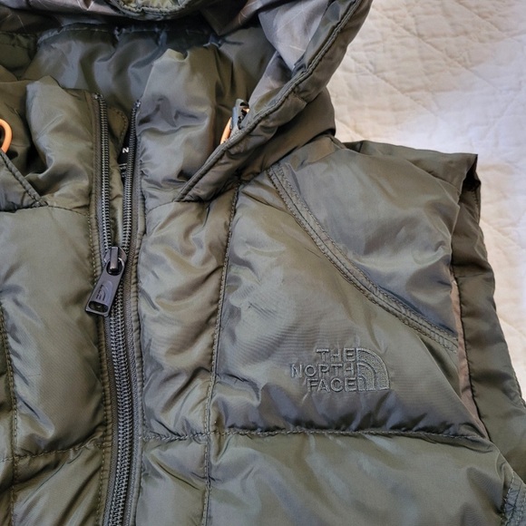The North Face Green hooded Puffer Vest EUC! Size Medium fits like a Small - Picture 4 of 10